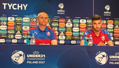 KAPITÁN A TRENÉR Michal Trávník (vpravo) a Vítzslav Lavika na tiskové...