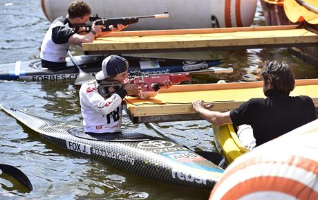Jessica Foxová (vpedu) pi exhibiním závodu ve vodním slalomu s biatlonovou...