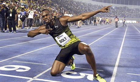 Usain Bolt a jeho typické gesto po vítztsví v Kingstonu.