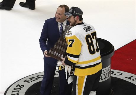 Sidney Crosby z Pittsburghu pebírá Conn Smythe Trophy pro nejuitenjího...