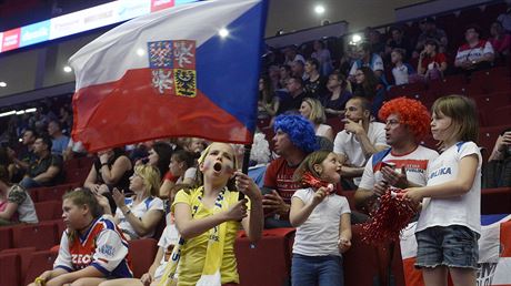 EKY DO TOHO! Fanouci eských basketbalistek se iní.