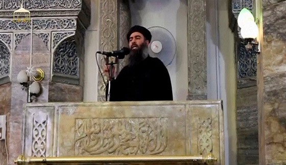 Zábry z pravdpodobn prvního projevu vdce IS Abú Bakra Bagdádího v Mosulu v...