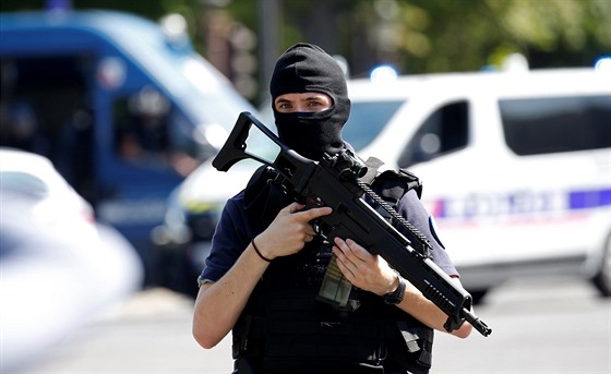 Policisté hlídkují  v okolí paíské tídy Champs-Elysées, kde útoník najel...