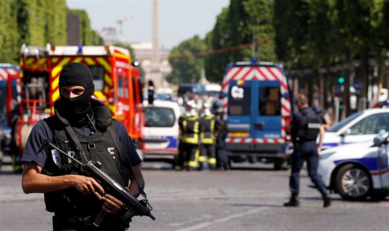 Policisté hlídkují  v okolí pařížské třídy Champs-Elysées, kde útočník najel...