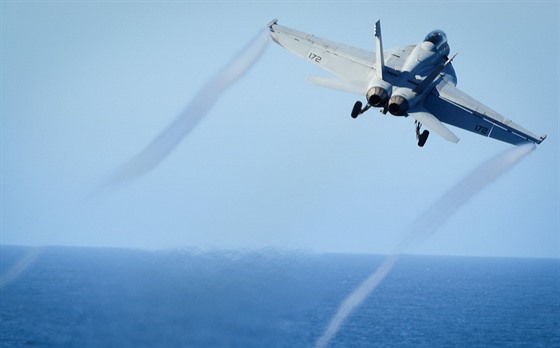 Americký stroj F/A-18E Super Hornet startuje z letadlové lodi USS Nimitz (29....