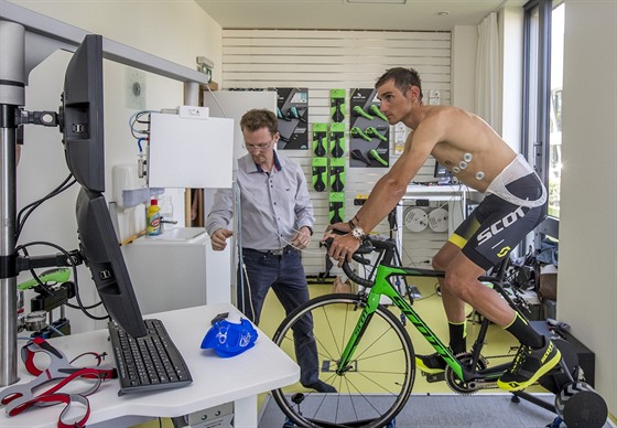 Roman Kreuziger pi zátovém testu v praském stedisku VO2 max.