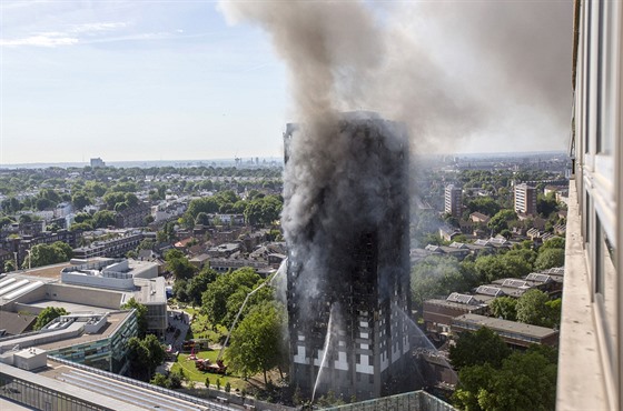 Požár zachvátil londýnskou výškovou budovu Grenfell Tower. (14. 6. 2017)