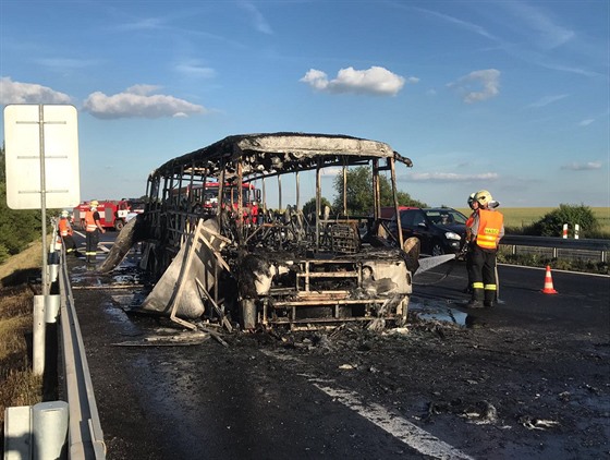 Na D7 na Kladensku shoel autobus. (18. 6. 2017)