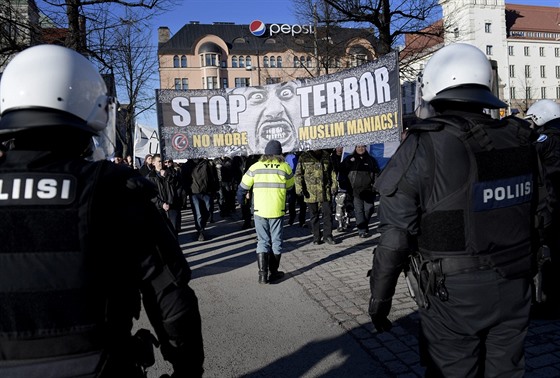 Nacionalisté demonstrovali proti bencm v Helsinkách (11. bezna 2017)
