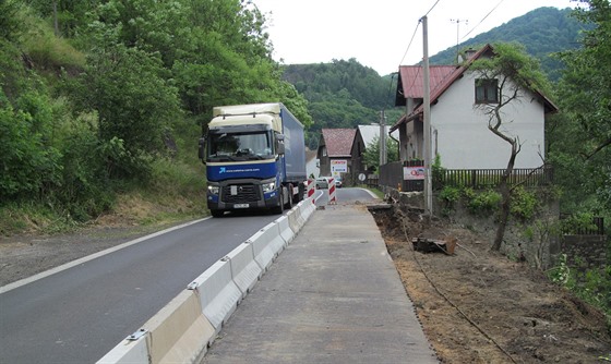 Kamionová doprava zatěžuje hlavní tah přes Stráž nad Ohří.
