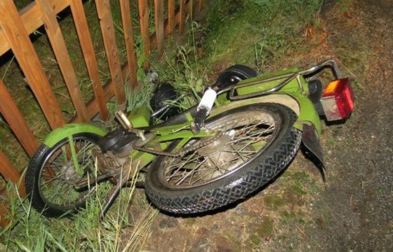Motorká narazil v noci na sobotu do plotu a na míst zemel (16. ervna 2017)