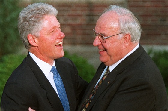 Nmecký kanclé Helmut Kohl (vpravo) s americkým prezidentem Billem Clintonem...