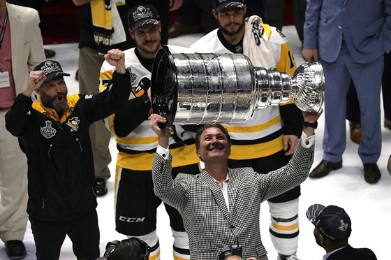 Mario Lemieux zvedá Stanley Cup. V pozadí ho sleduje Sidney Crosby