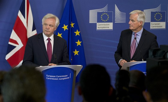Britský ministr pro brexit David Davis (vlevo) a hlavní vyjednavač EU  Michel...