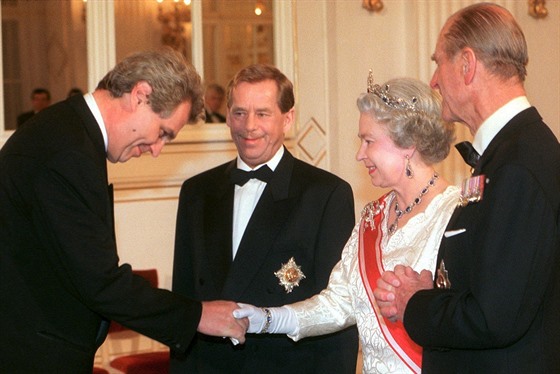 Milo Zeman se coby pedseda SSD setkal s britskou královnou Albtou II. u v...