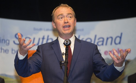 éf britských Liberálních demokrat Tim Farron oznámil rezignaci (na snímku z...