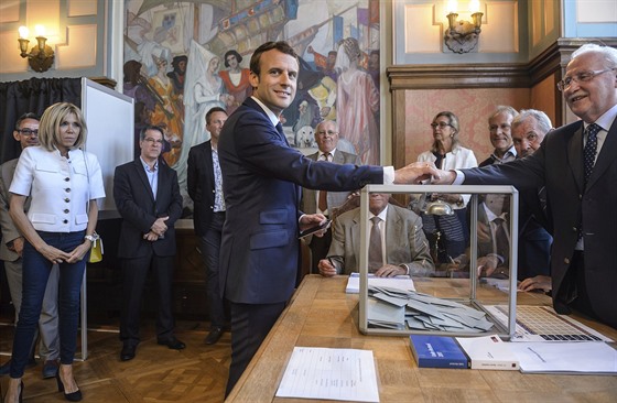 Francouzský prezident Emmanuel Macron hlasuje v 1. kole parlamentních voleb