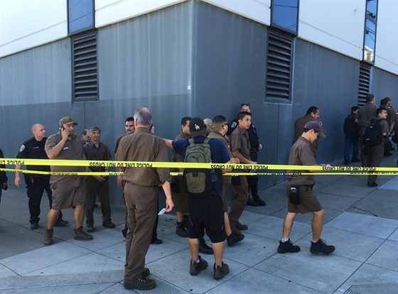 Zamstnanci spolenosti UPS jsou evakuováni po stelb ve skladu a zákaznickém...