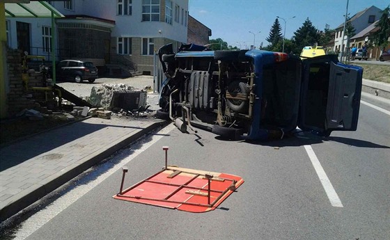 Sedmdesátiletý řidič v Náměšti nad Oslavou převrátil dodávku na bok. Při nehodě...