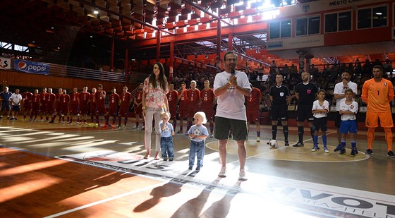 Momentka z charitativního zápasu fotbalové a futsalové reprezentace pro...