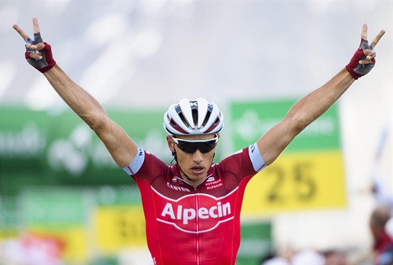 Slovinský cyklista Simon pilak slaví triumf v sedmé etap závodu Kolem...