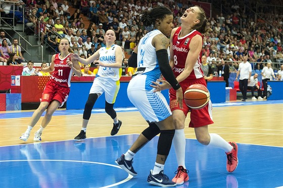 eskou basketbalistku Ilonu Burgrovou (vpravo), zastavuje ukrajinská...