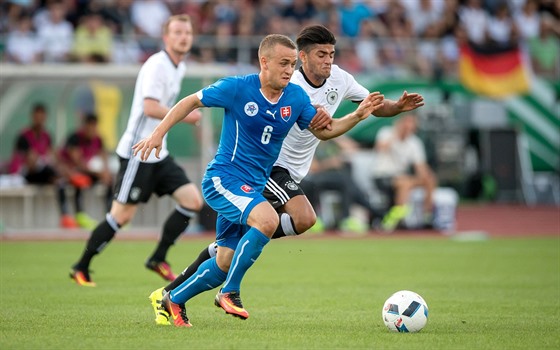 Slovenský reprezentant do 21 let Stanislav Lobotka se snaí utéct nmeckému...