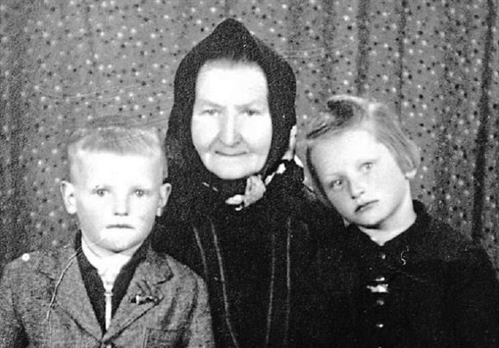 Vlasta a Josef Kolaříkovi přišli už jako malí o rodiče, vychovávala je babička....