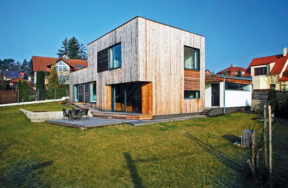 Fasáda domu je dřevěná, protože se parcela nachází na hranici borového lesa.