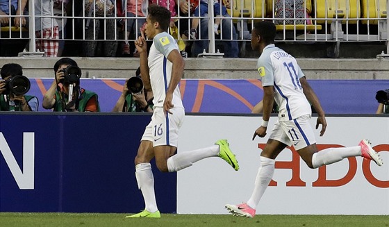 Dominic Calvert-Lewin (vlevo) se raduje z gólu, kterým rozhodl o výhe Anglie...