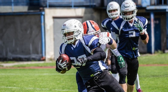 Runningback Dominik Dvorský z týmu Ostrava Steelers v akci.