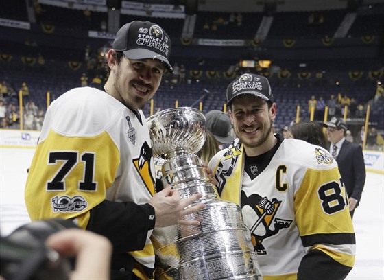Jevgenij Malkin (vlevo) a Sidney Crosby z Pittsburghu pózují se Stanley Cupem.