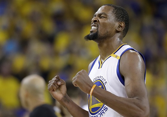 Kevin Durant z Golden State oslavuje svou trefu v závru pátého finále NBA s...