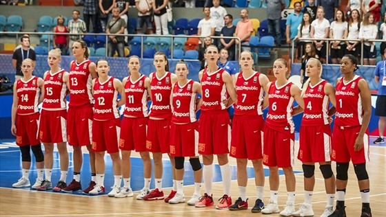 eské basketbalistky poslouchají hymnu ped utkáním s Ukrajinou.