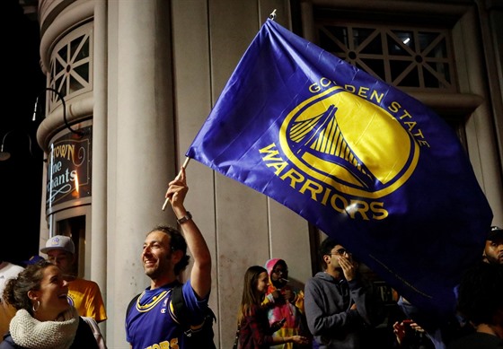 Fanouci Golden State Warriors slaví titul v NBA.