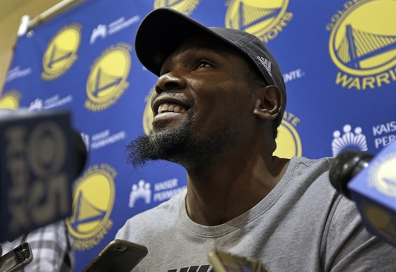 Kevin Durant z Golden State elí po zisku titulu píjemným otázkám.