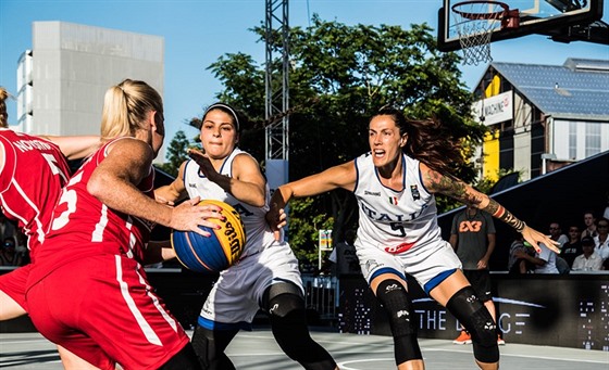 eská basketbalistka Michaela Uhrová (vlevo) útoí na MS 3x3 na italský ko,...