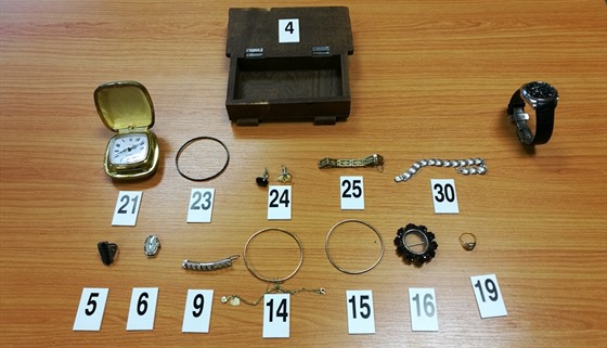 Ukradené předměty, které policie u mužů zajistila.