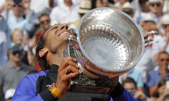 Rafael Nadal s trofejí pro ampiona Roland Garros.