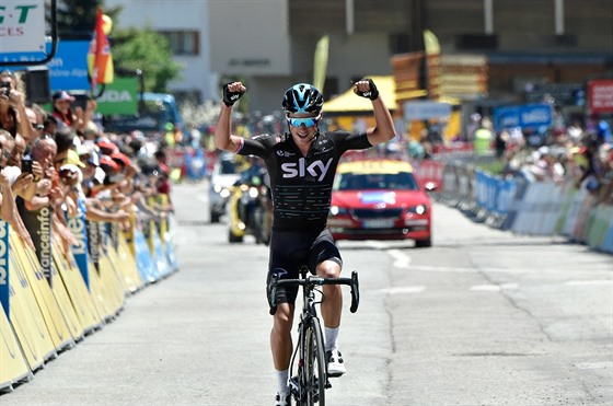 Peter Kennaugh triumfáln pijídí do cíle 7. etapy Critérium du Dauphiné.