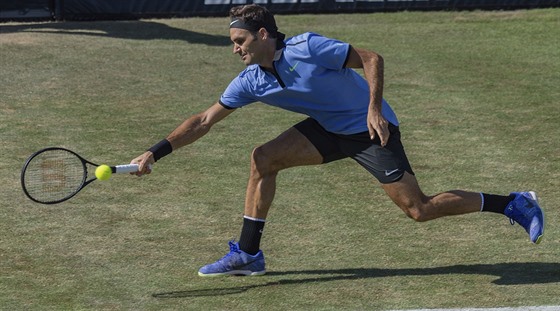 Roger Federer returnuje v 2. kole turnaje ve Stuttgartu.