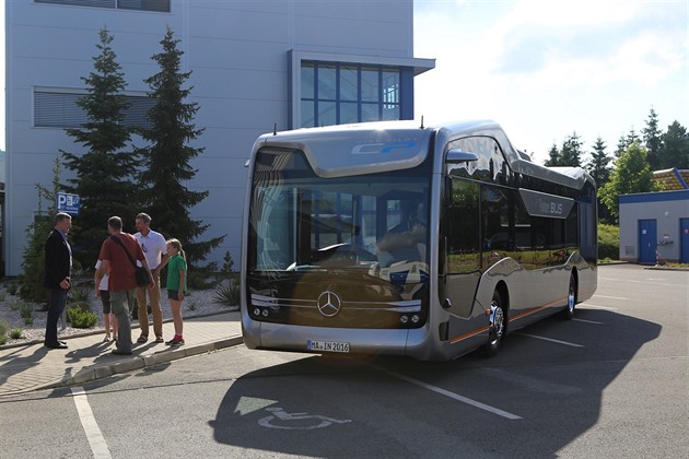 Samořídící autobus je poprvé v Česku. Jízdu mu zatím zakazuje zákon