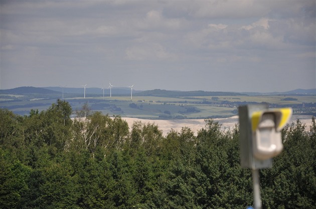 Na dohled od elektráren je hndouhelný dl Turów v Polsku.