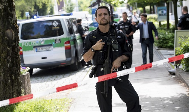 Střelec zabil v německém obchodě ženu, pak zbraň obrátil proti sobě