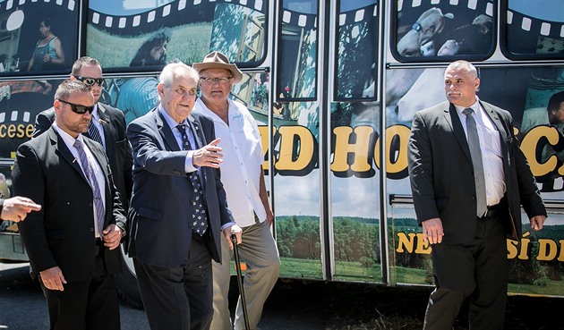 Prezident Milo Zeman se v Hoticích vyfotil u autobusu Zemák. Na snímku je s...