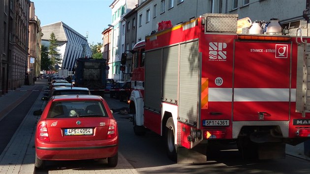 Popeláský vz srazil enu v Radobyické ulici v Plzni. (15. ervna 2017)