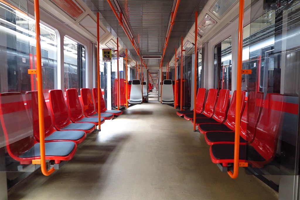 Na lince metra C si cestující mohou vyzkou�et nové, plastové seda�ky. (12....