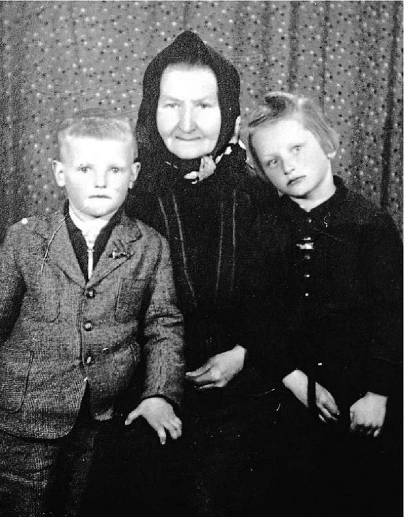 Vlasta a Josef Kola�íkovi p�i�li u� jako malí o rodi�e, vychovávala je babi�ka....