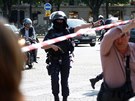 Policisté hlídkují  v okolí paíské tídy Champs-Elysées, kde útoník najel...