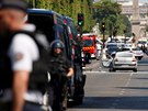 Policisté hlídkují  v okolí pařížské třídy Champs-Elysées, kde útočník najel...